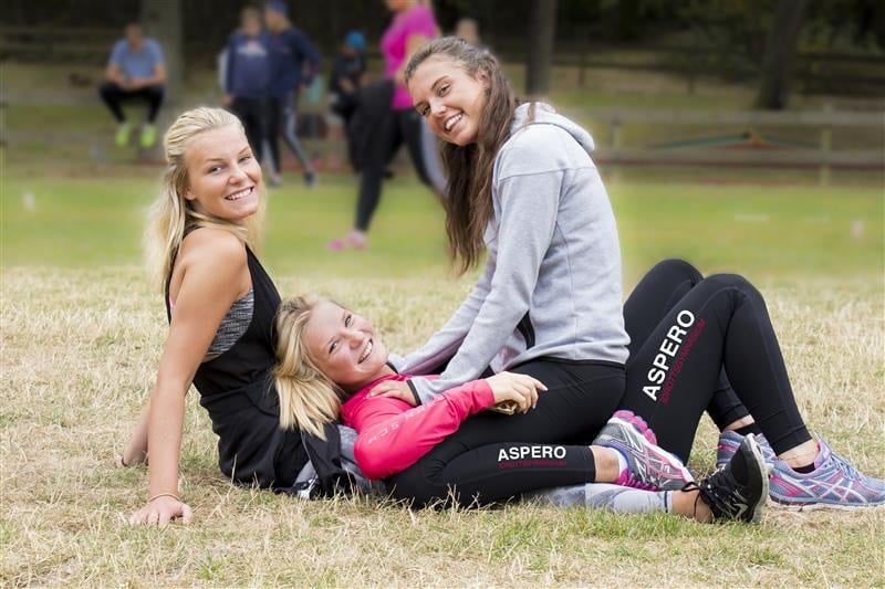 Unga tjejer spelar fotboll på Aspero Idrottsgymnasie