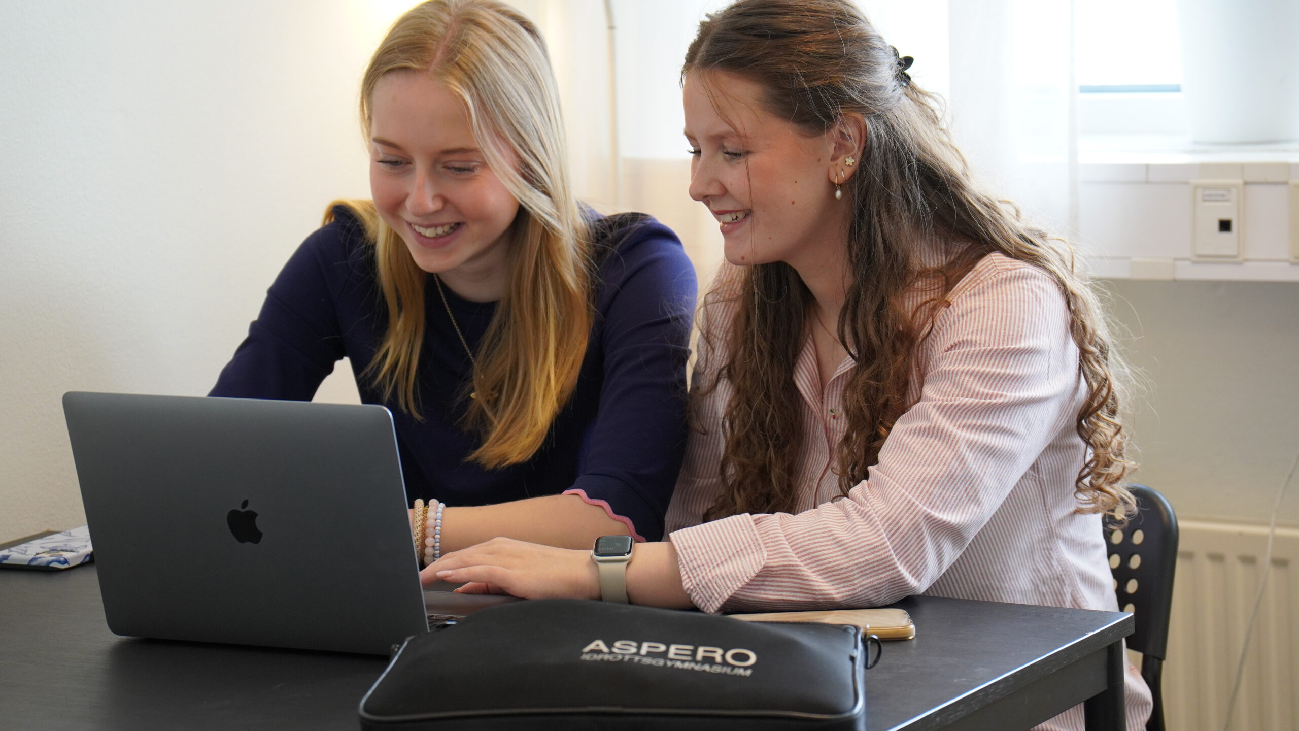 Elever i grupp studerar tillsammans